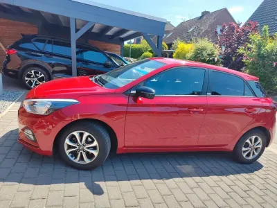 Gebraucht Hyundai i20 Advantage 84 PS (61 kW) 2020 Rot Kleinwagen