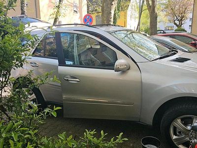 Usata Mercedes ML350 273 CV (200 kW) 2006 Argento SUV