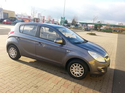 Gebraucht Hyundai i20 Comfort 105 PS (77 kW) 2009 Grau metallic Limousine