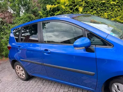 Gebraucht Toyota Verso-S 99 PS (72 kW) 2013 Blau Van / Kleinbus