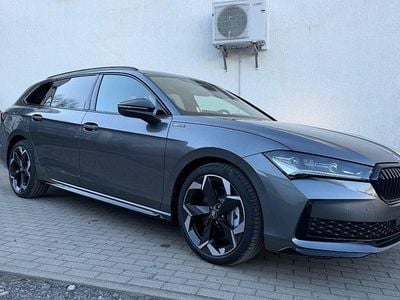 Neu Skoda Superb SportLine 265 PS (194 kW) 2025 Grau Kombi