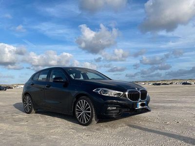 Schwarz Gebraucht 2020 BMW 118 Sport Line Kleinwagen | 25.999 €