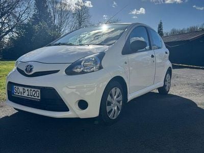 Gebraucht Toyota Aygo 68 PS (50 kW) 2013 Weiß Kleinwagen