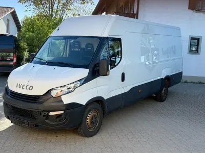 Second-hand Iveco Daily 116 CP (85 kW) 2019 Alb Monovolum