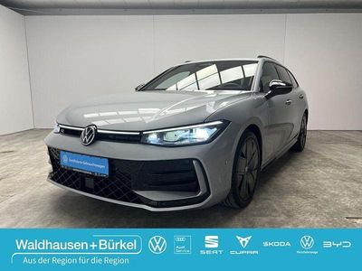 Gebraucht VW Passat R-line 150 PS (110 kW) 2024 Oyster silver (silber) Kombi