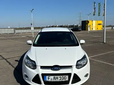 Gebraucht Ford Focus Titanium 125 PS (91 kW) 2012 Weiß Kombi
