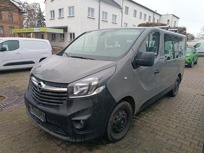 Grau Gebraucht 2016 Opel Vivaro Van / Kleinbus | 10.999 € (Teuer)