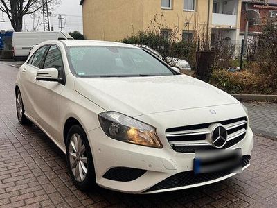 Gebraucht Mercedes A180 Urban 109 PS (80 kW) 2013 Weiß Kleinwagen