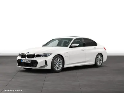 Gebraucht BMW 330e Sport Line 292 PS (214 kW) 2025 Weiß Limousine