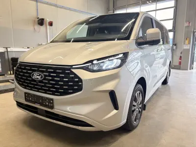 Gebraucht Ford Tourneo Titanium 136 PS (100 kW) 2025 Polar silber Van / Kleinbus