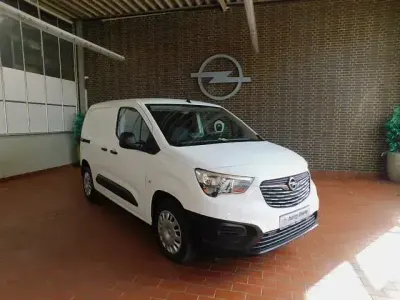 Używany Opel Combo Edition 102 KM (75 kW) 2022 Biały Minivan