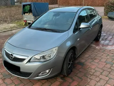 Gebraucht Opel Astra 116 PS (85 kW) 2011 Silber Limousine
