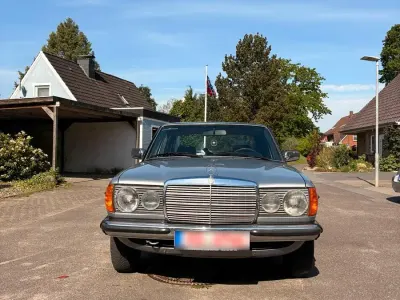 Gebraucht Mercedes E230 136 PS (100 kW) 1981 Silber Limousine