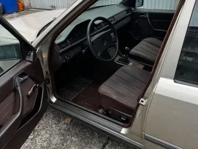 Gebraucht Mercedes E230 132 PS (97 kW) 1988 Grau Limousine