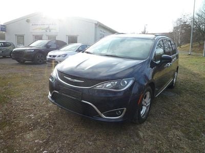 Blau Gebraucht 2017 Chrysler Pacifica Van / Kleinbus | 17.490 € (Fairer Preis)