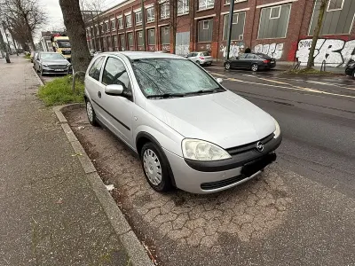 Używany Opel Corsa 58 KM (42 kW) 2002 Srebrny Hatchback