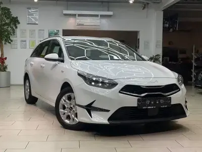 Gebraucht Kia Ceed Vision 136 PS (100 kW) 2023 (wd) cararraweiss Kleinwagen