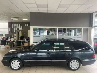 Gebraucht Mercedes E240 Avantgarde 170 PS (125 kW) 2003 Schwarz Limousine