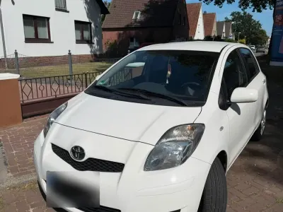Gebraucht Toyota Yaris 69 PS (50 kW) 2011 Weiß Kleinwagen