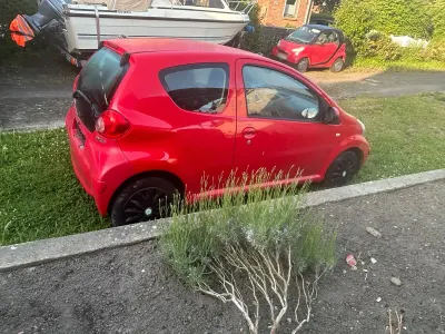 Gebraucht Toyota Aygo 68 PS (50 kW) 2005 Rot Kleinwagen
