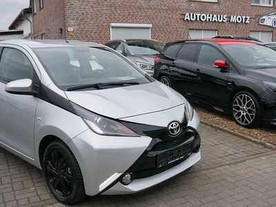 Gebraucht Toyota Aygo X-play 69 PS (50 kW) 2015 Silber Kleinwagen