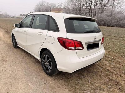 Gebraucht Mercedes B180 122 PS (89 kW) 2016 Weiß Van / Kleinbus