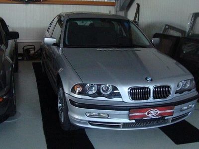Silber Gebraucht 2001 BMW 330 Limousine | 18.900 €