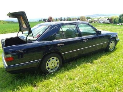Blau Gebraucht 1995 Mercedes E300 Limousine | 17.990 €