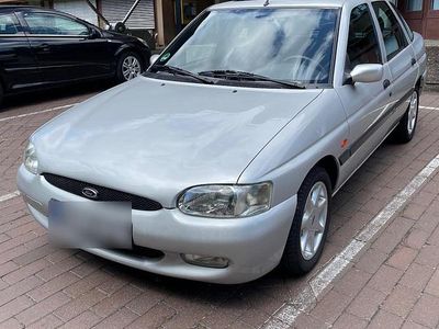 Usata Ford Escort 90 CV (66 kW) 1996 Argento Berlina