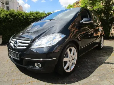 Używany Mercedes A180 109 KM (80 kW) 2011 Czarny Sedan/Limuzyna