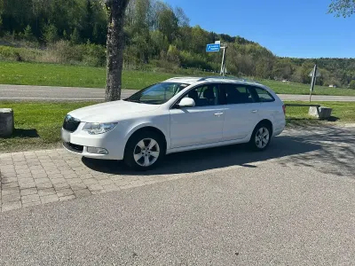 Używany Skoda Superb 105 KM (77 kW) 2012 Biały Kombi