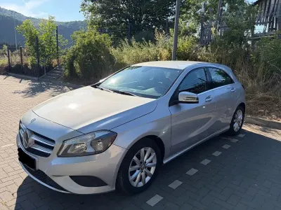 Gebraucht Mercedes A180 122 PS (89 kW) 2014 Silber Kleinwagen
