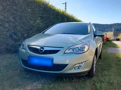 Gebraucht Opel Astra 101 PS (74 kW) 2011 Grün Kombi