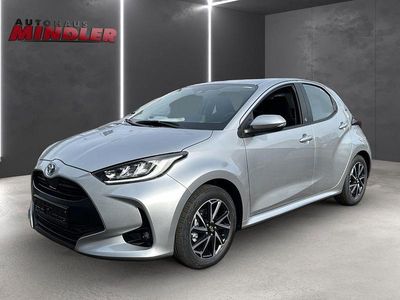 Neu Toyota Yaris Hybrid Comfort 116 PS (85 kW) 2025 Silber Limousine