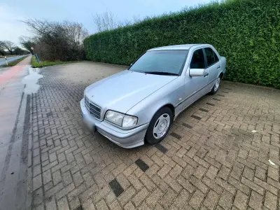 Gebraucht Mercedes C220 102 PS (75 kW) 1999 Silber Limousine