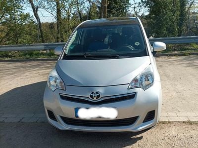 Second-hand Toyota Verso-S 73 CP (53 kW) 2012 Argintiu Monovolum