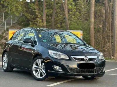 Używany Opel Astra Cosmo 110 KM (80 kW) 2011 Czarny Sedan/Limuzyna