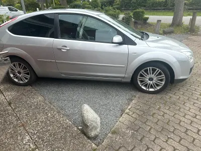 Gebraucht Ford Focus 100 PS (73 kW) 2005 Silber Coupé