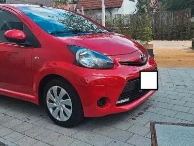Gebraucht Toyota Aygo 68 PS (50 kW) 2012 Rot Kleinwagen