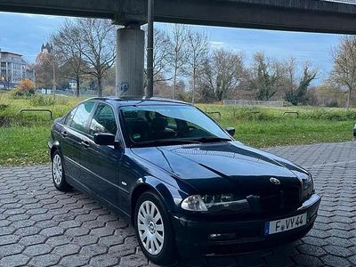 Blau Gebraucht 2001 BMW 318 Limousine | 2.700 € (Fairer Preis)