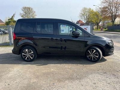 Second-hand Mercedes T180 Edition 116 CP (85 kW) 2023 Negru Monovolum