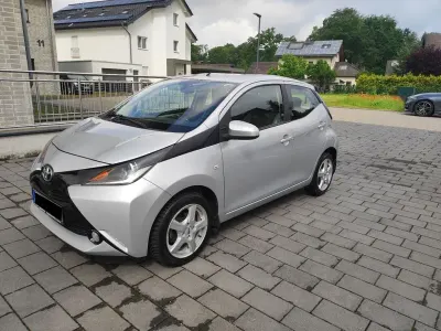 Gebraucht Toyota Aygo X-play 69 PS (50 kW) 2015 Silber Kleinwagen