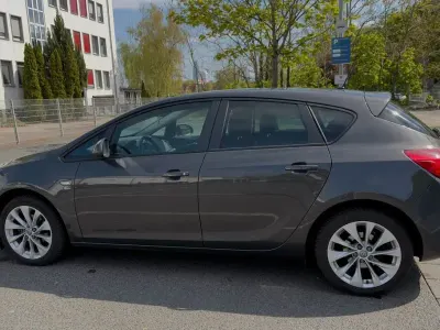 Gebraucht Opel Astra 120 PS (88 kW) 2012 Grau Limousine