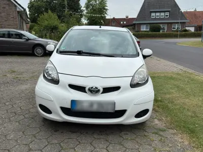 Gebraucht Toyota Aygo 68 PS (50 kW) 2010 Weiß Kleinwagen