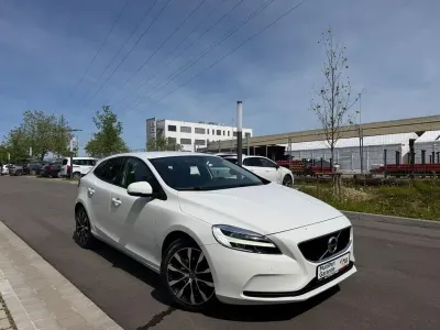 Gebraucht Volvo V40 Momentum 120 PS (88 kW) 2019 Ice white, solid / solid Limousine