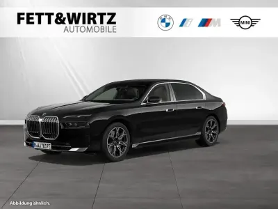 Gebraucht BMW 750e Comfort Edition 489 PS (359 kW) 2025 Saphirschwarz metallic Limousine