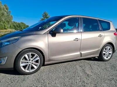 Gebraucht Renault Grand Scénic II 160 PS (117 kW) 2009 Braun Van / Kleinbus