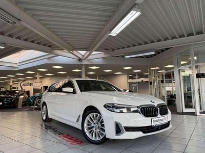 Gebraucht BMW 520 Luxury Line 190 PS (139 kW) 2023 Alpinweiss iii Kombi