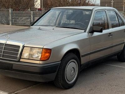 Gebraucht Mercedes E260 160 PS (117 kW) 1988 Gold Limousine