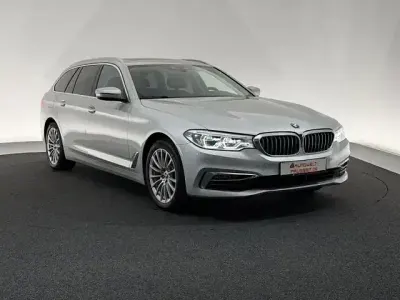 Gebraucht BMW 520 Luxury Line 190 PS (139 kW) 2019 Glaciersilber Kombi
